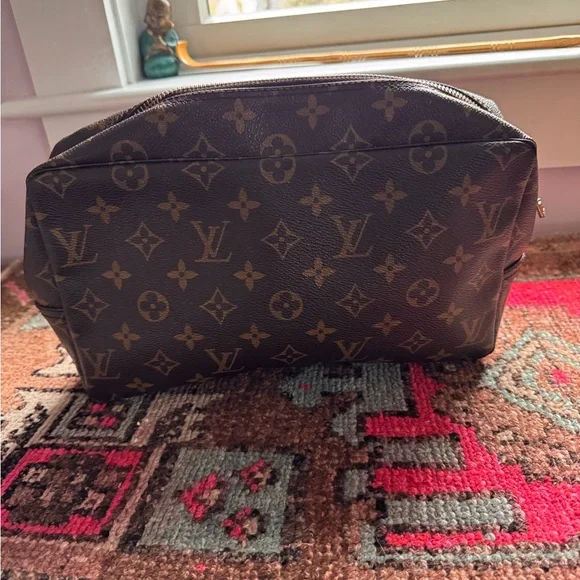 Louis Vuitton Monogram Toilette 28 cosmetic case - Picture 7 of 12